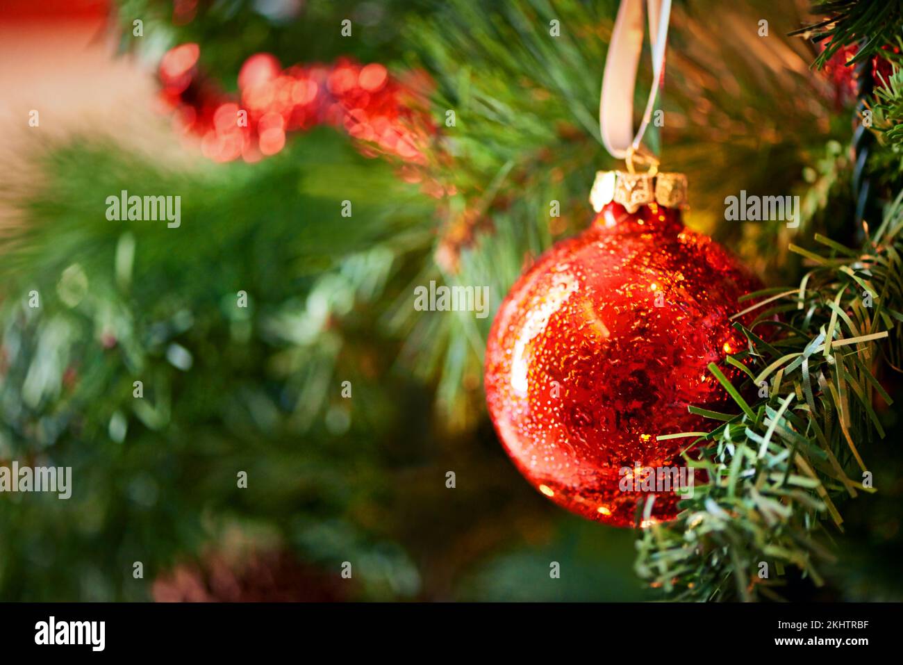Natale, festa e albero con pallina ornamento mockup rosso, bauble e decorazione per la celebrazione cristiana, carta e stagione. Scintillante, brillante e brillante Foto Stock