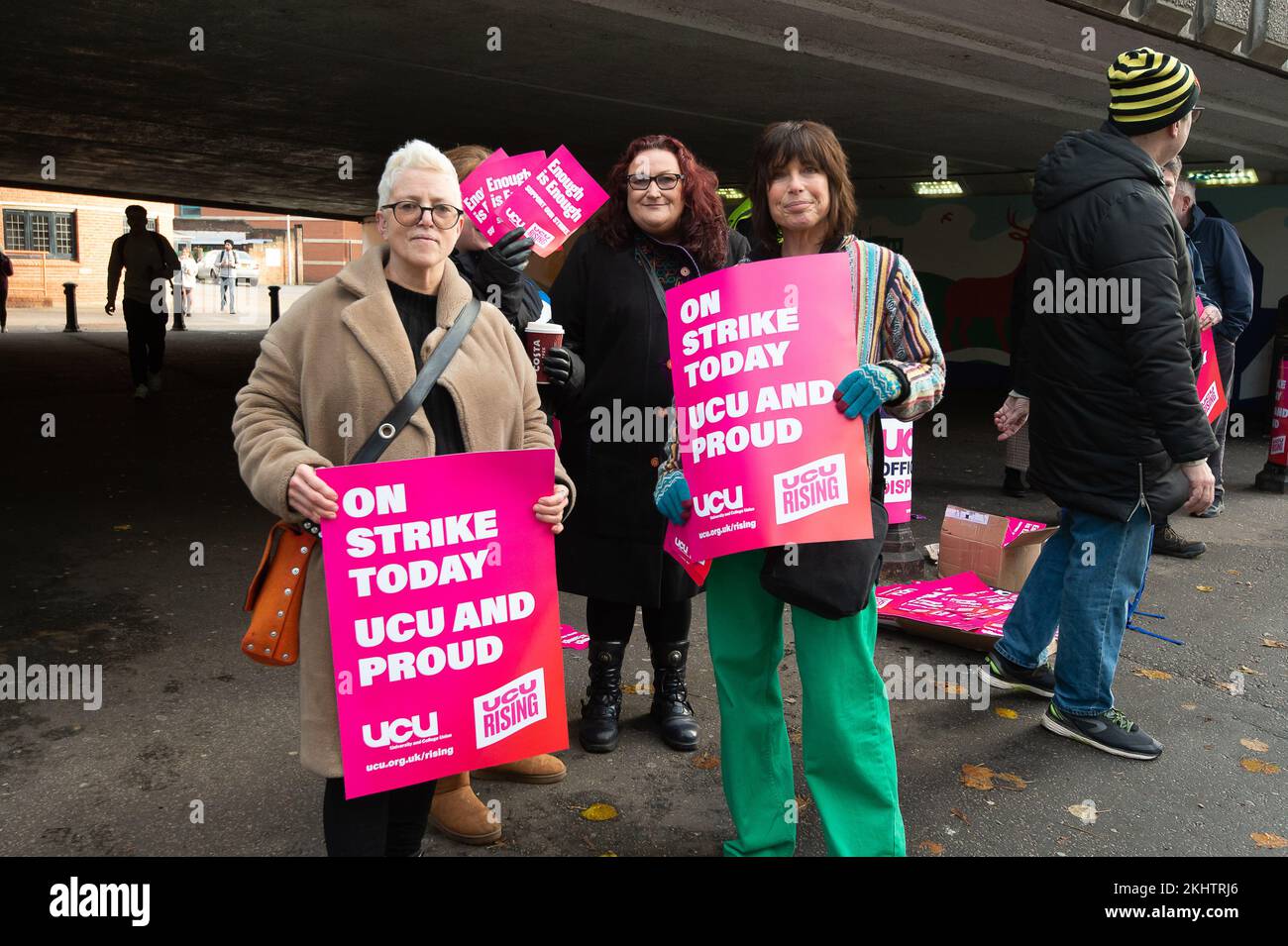 High Wycombe, Buckinghamshire, Regno Unito. 24th Novembre 2022. I docenti universitari che sono membri dell'Unione universitaria e collegiale sono stati in sciopero oggi. Stavano picchettando fuori dalla Buckinghamshire New University in High Wycombe. Dicono che la loro retribuzione è stata ridotta del 25 per cento dal 2009 e che è stato offerto loro un aumento delle retribuzioni del 3 per cento. Chiedono un accordo salariale equo, un'azione sui divari salariali della parità, l'eliminazione della casualizzazione e un'azione sui carichi di lavoro. Credit: Maureen McLean/Alamy Live News Foto Stock