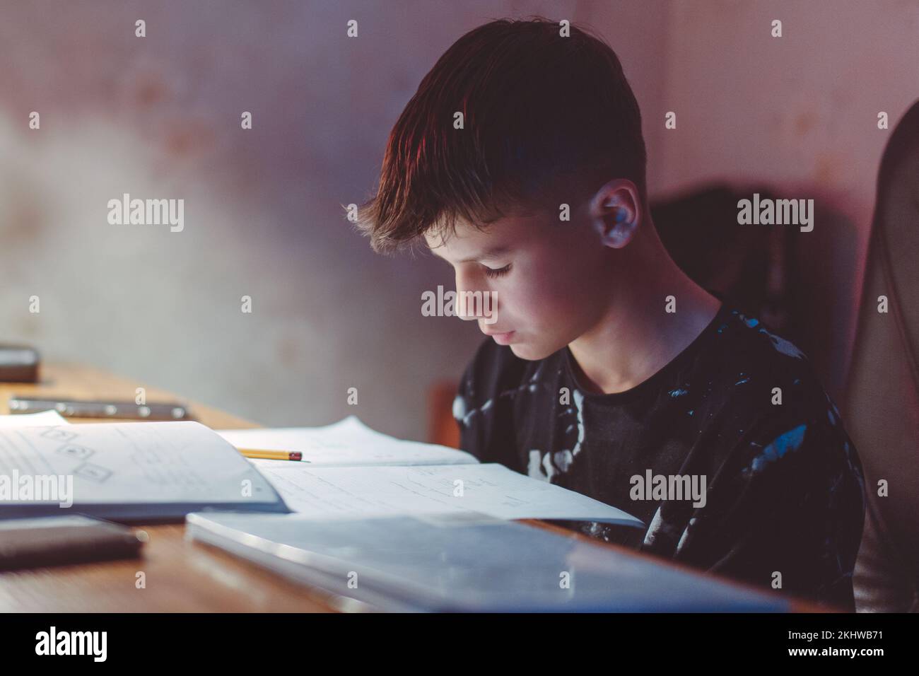 Giovane ragazzo caucasico diligente imparare di sera Foto Stock