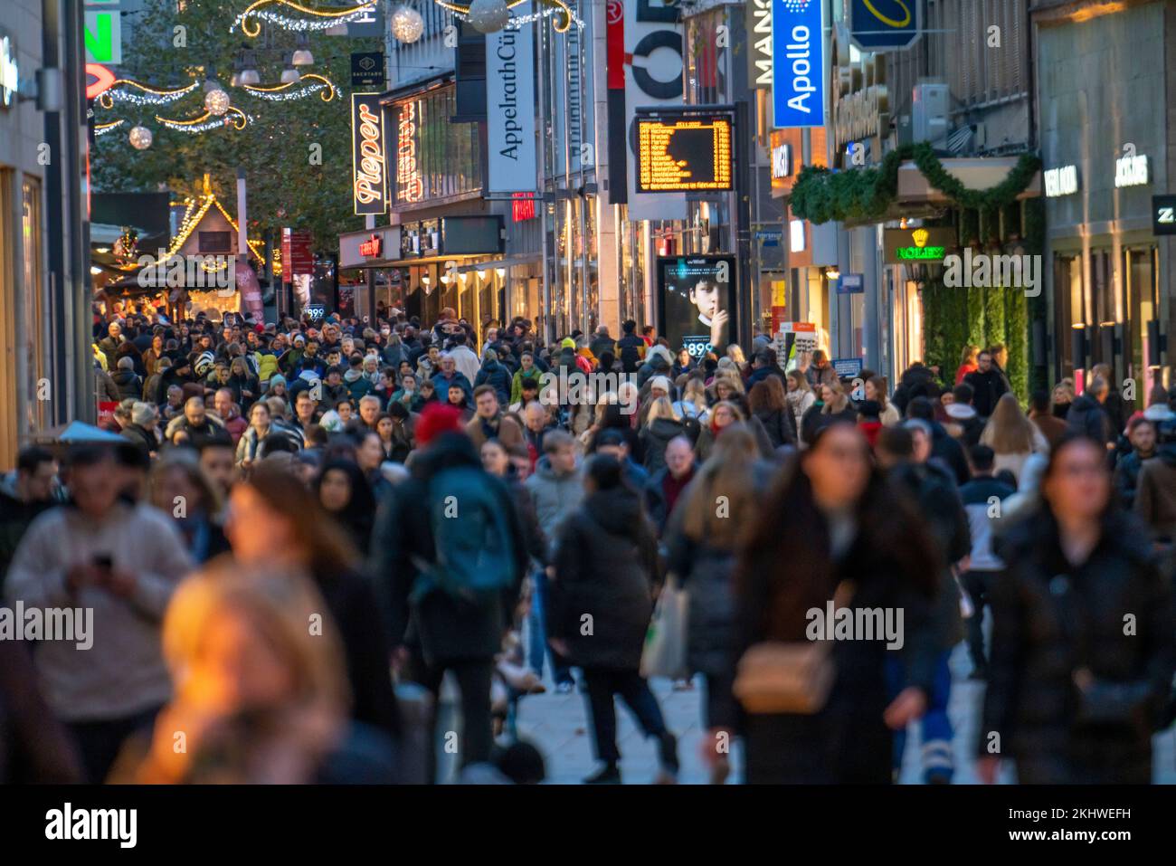 Periodo pre-natalizio a Dortmund, zona pedonale, via dello shopping Westenhellweg, molte persone vanno a fare shopping, NRW, Germania, Foto Stock