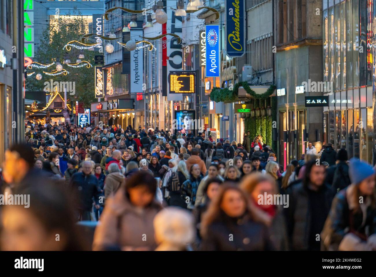 Periodo pre-natalizio a Dortmund, zona pedonale, via dello shopping Westenhellweg, molte persone vanno a fare shopping, NRW, Germania, Foto Stock