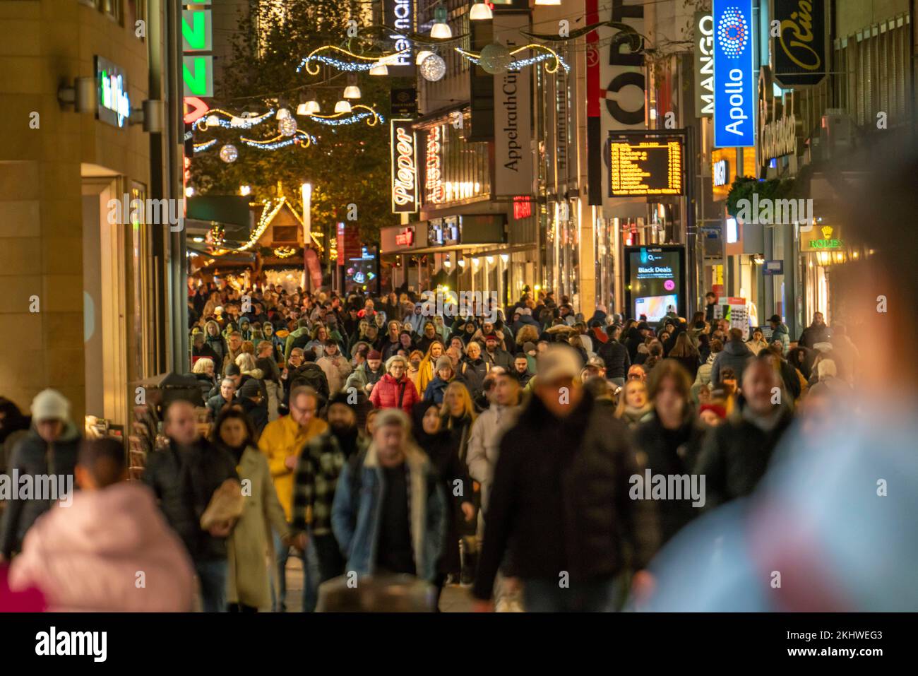 Periodo pre-natalizio a Dortmund, zona pedonale, via dello shopping Westenhellweg, molte persone vanno a fare shopping, NRW, Germania, Foto Stock