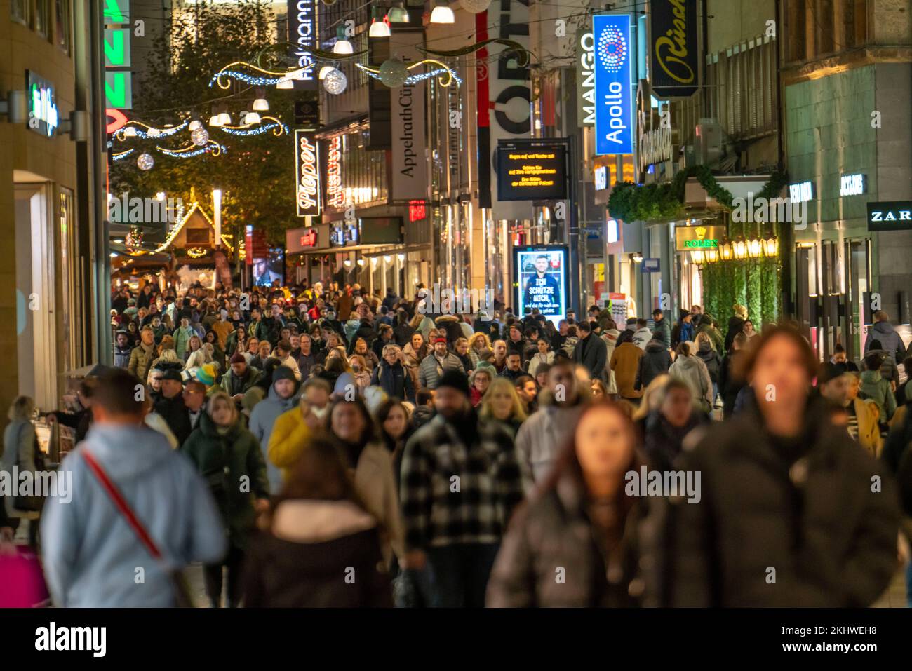 Periodo pre-natalizio a Dortmund, zona pedonale, via dello shopping Westenhellweg, molte persone vanno a fare shopping, NRW, Germania, Foto Stock