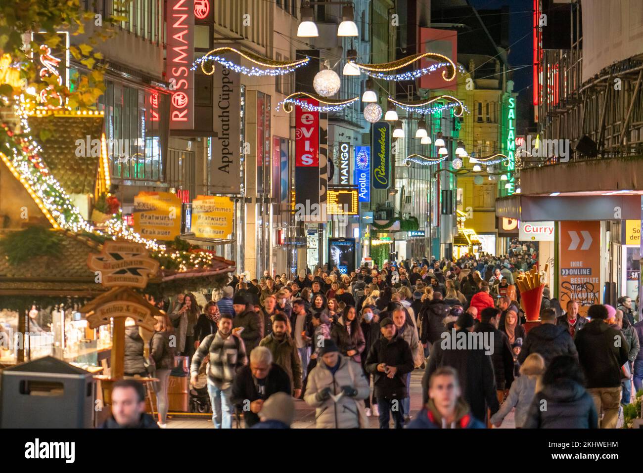 Periodo pre-natalizio a Dortmund, zona pedonale, via dello shopping Westenhellweg, molte persone vanno a fare shopping, NRW, Germania, Foto Stock