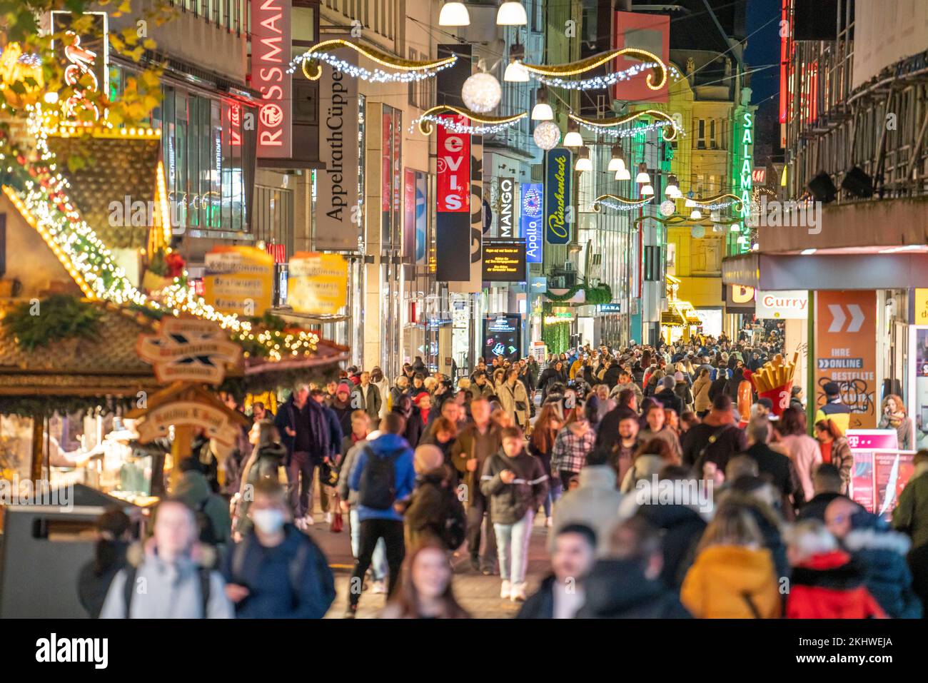 Periodo pre-natalizio a Dortmund, zona pedonale, via dello shopping Westenhellweg, molte persone vanno a fare shopping, NRW, Germania, Foto Stock