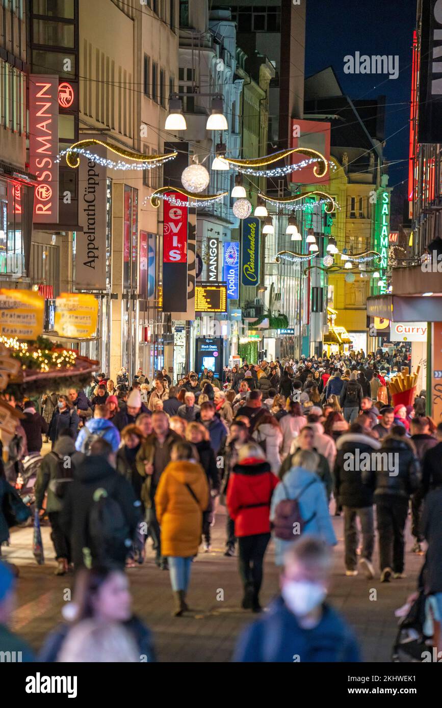 Periodo pre-natalizio a Dortmund, zona pedonale, via dello shopping Westenhellweg, molte persone vanno a fare shopping, NRW, Germania, Foto Stock