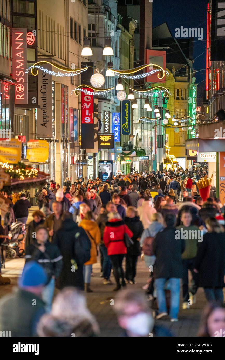 Periodo pre-natalizio a Dortmund, zona pedonale, via dello shopping Westenhellweg, molte persone vanno a fare shopping, NRW, Germania, Foto Stock
