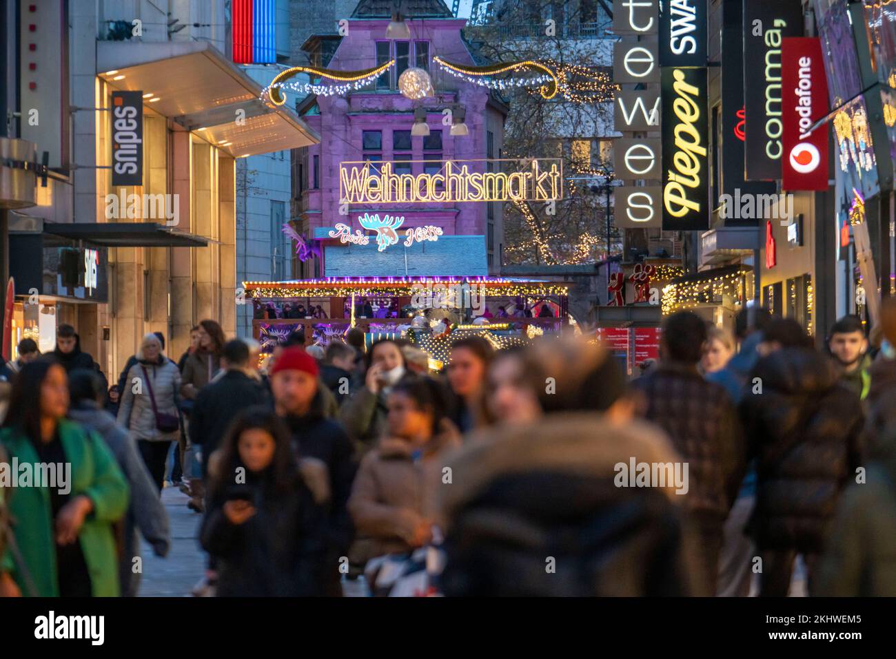 Periodo pre-natalizio a Dortmund, zona pedonale, via dello shopping Westenhellweg, molte persone vanno a fare shopping, NRW, Germania, Foto Stock