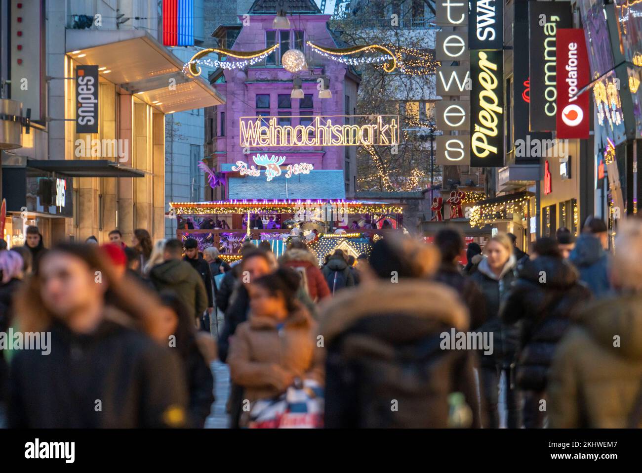 Periodo pre-natalizio a Dortmund, zona pedonale, via dello shopping Westenhellweg, molte persone vanno a fare shopping, NRW, Germania, Foto Stock