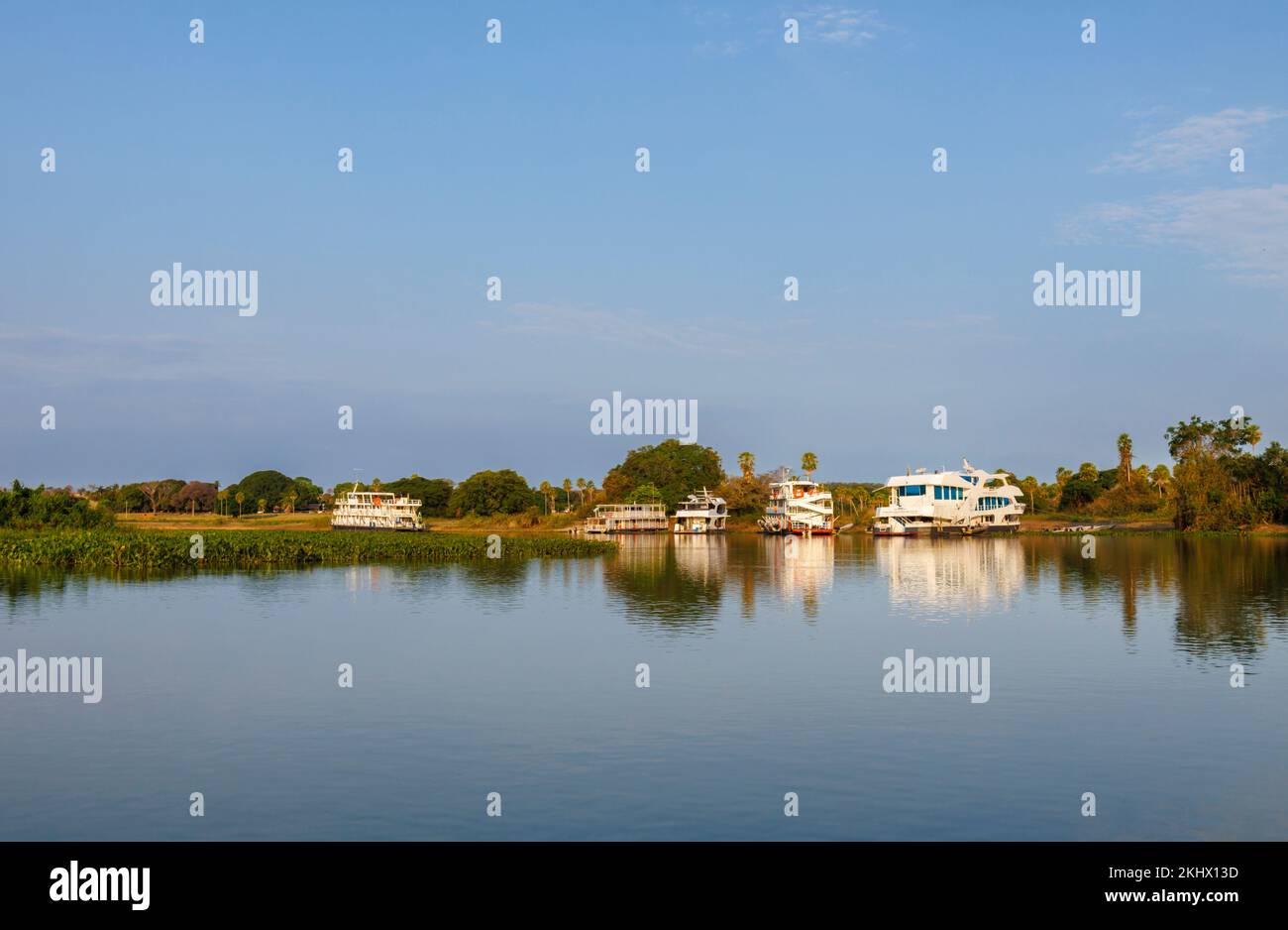 Eco turismo galleggianti alberghi visti sul fiume Paraguay a Porto Jofre presso la riserva ecologica Taiama, Caceres, Pantanal nord, Mato Grosso, Brasile Foto Stock