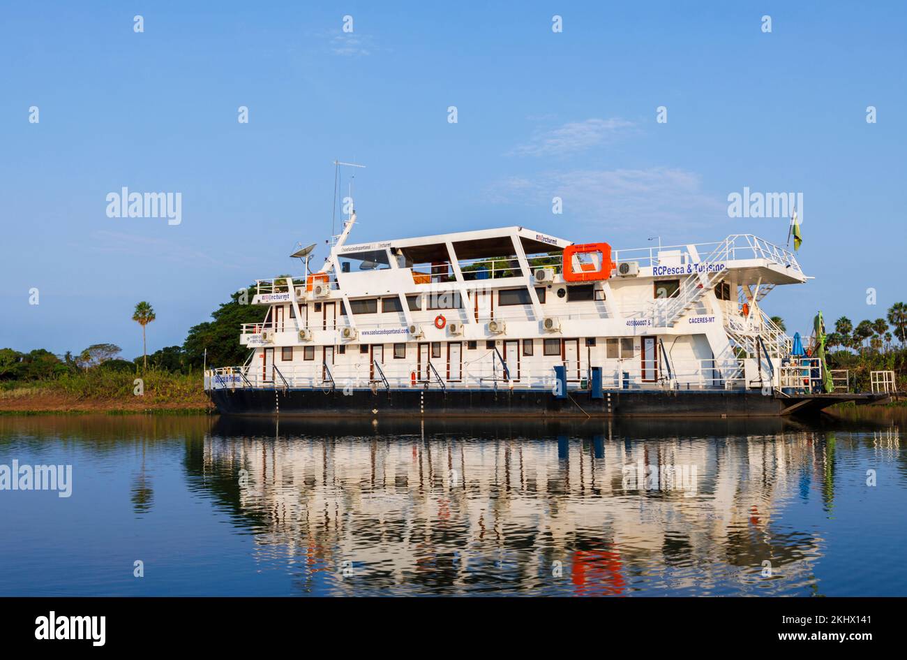 Eco turismo galleggianti alberghi visti sul fiume Paraguay a Porto Jofre presso la riserva ecologica Taiama, Caceres, Pantanal nord, Mato Grosso, Brasile Foto Stock