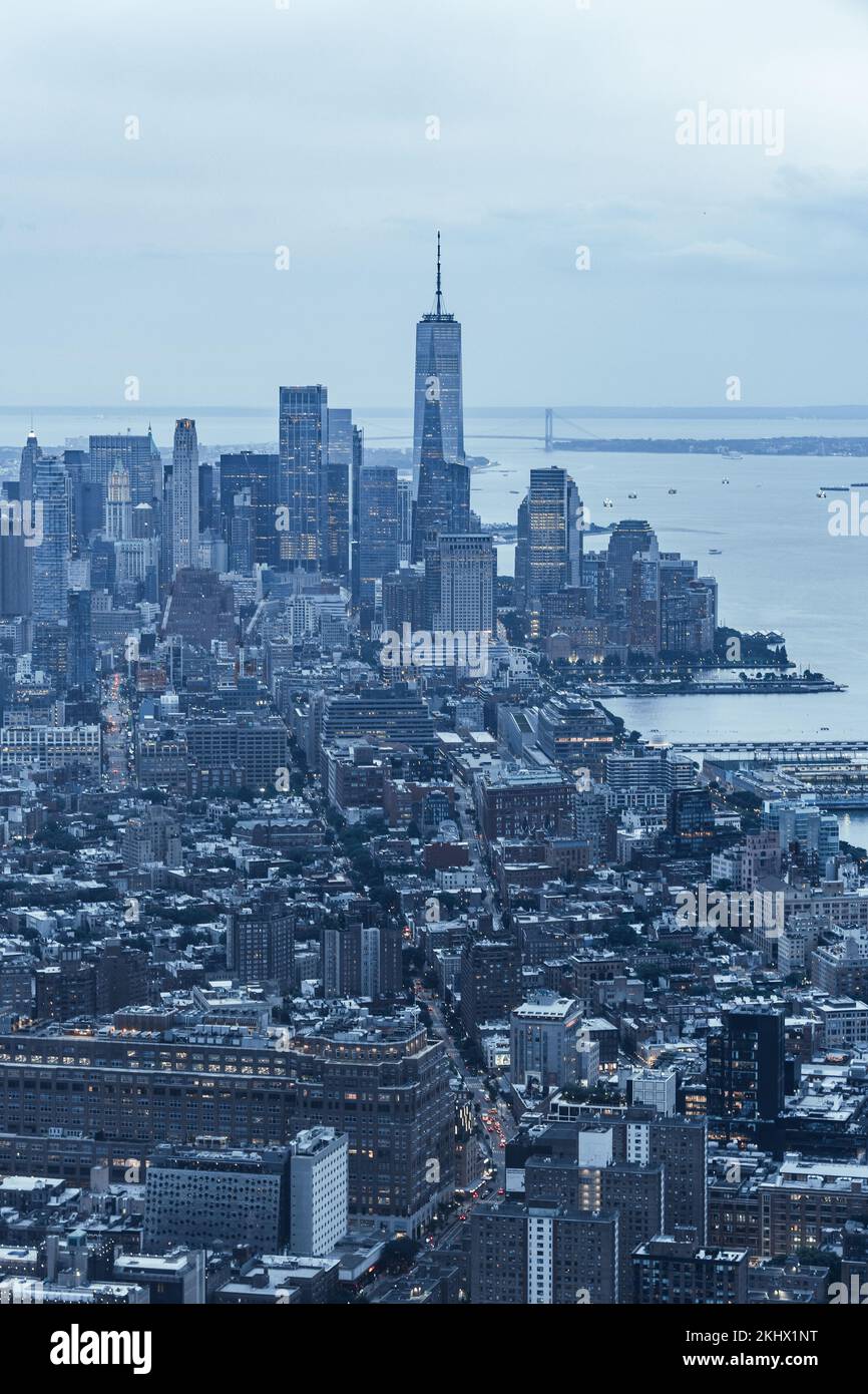 Uno scatto verticale di Manhattan inferiore e centrale all'ora blu, un World Trade Center come punto focale Foto Stock