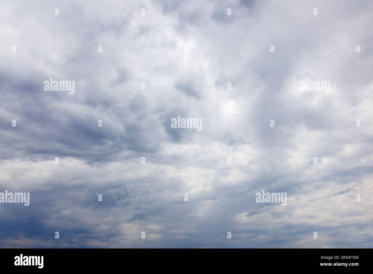 Un cielo tropicale coperto nuvoloso adatto per la sostituzione del cielo, preso nel nord Pantanal, Mato Grosso, Brasile. Obiettivo f/11, equivalente alla lunghezza focale di 18mm mm Foto Stock