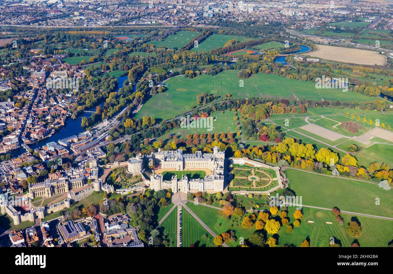 Vista aerea panoramica di Windsor ed Eton con il Tamigi in una giornata di sole con il Castello di Windsor nel primo piano Foto Stock