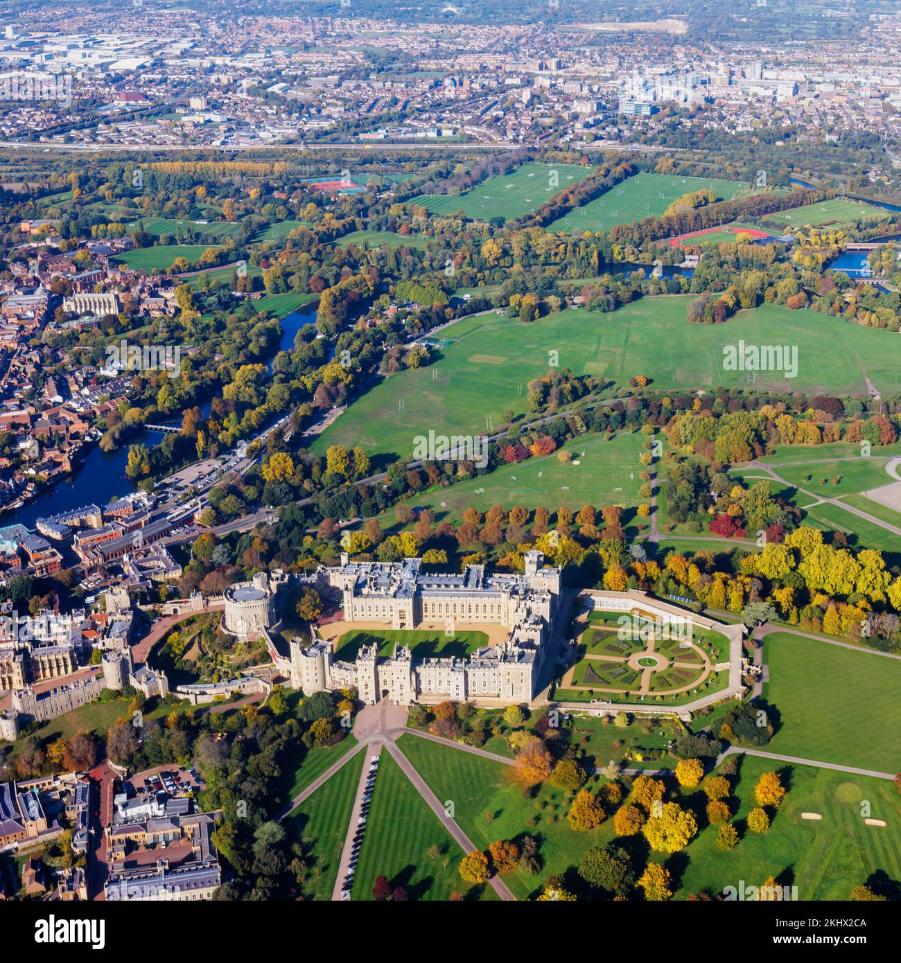 Vista aerea panoramica del Castello di Windsor Upper Ward e dei suoi giardini con Eton, con il Tamigi e Slough sullo sfondo in una giornata di sole in autunno Foto Stock