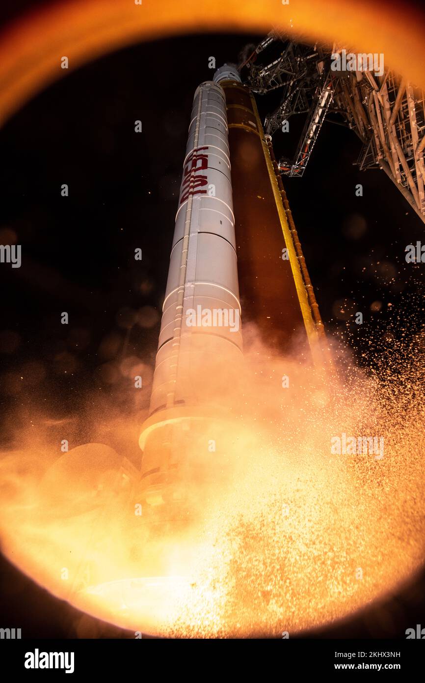 KENNEDY SPACE CENTER, FLORIDA, USA - 16 Novembre 2022 - liftoff! Il sistema Space Launch della NASA che trasporta la navicella spaziale Orion si solleva dal pad al lancio Foto Stock