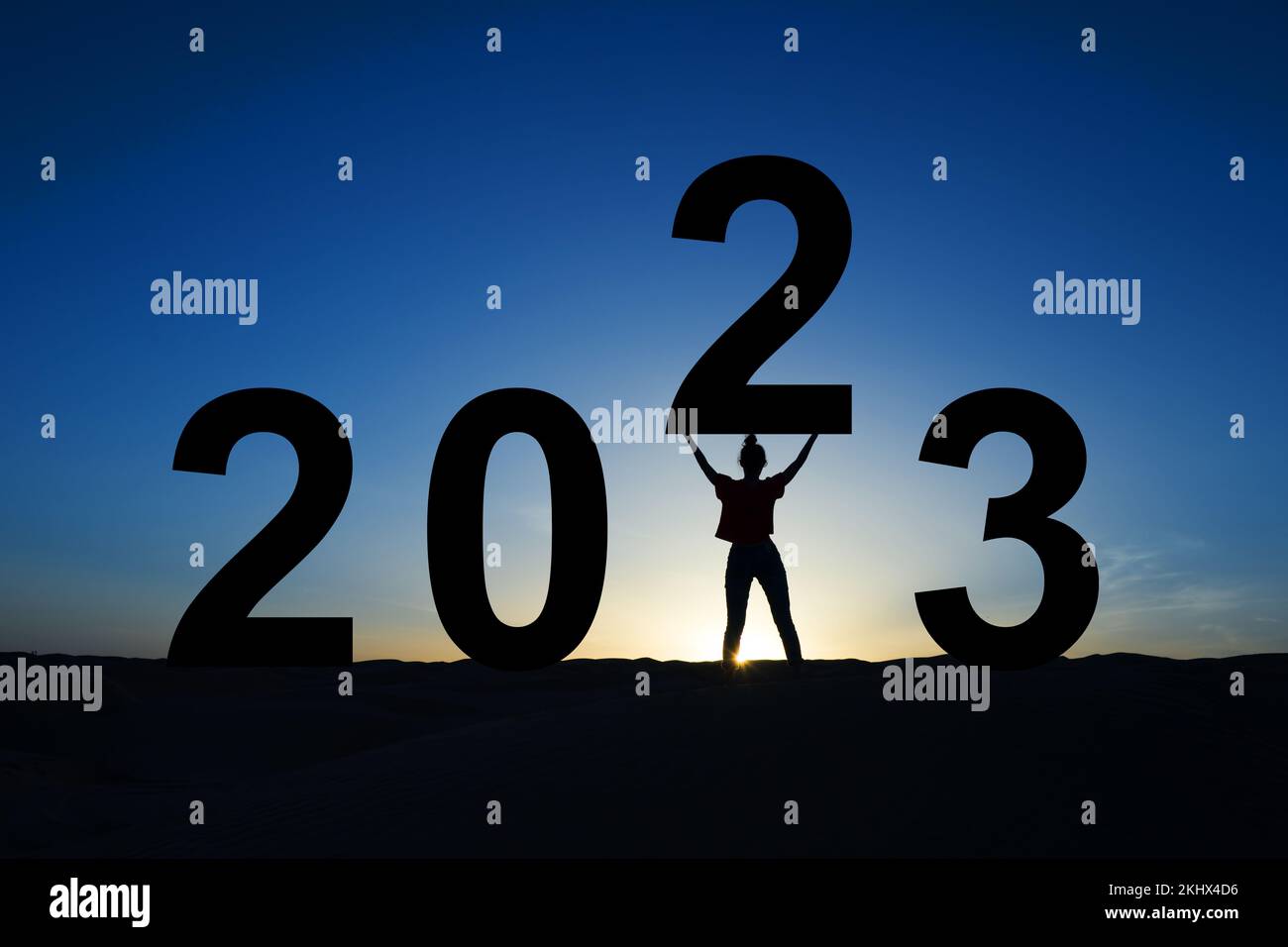 2023 numeri, silhouette di una donna in piedi all'alba, biglietto di auguri per l'anno nuovo delle donne Foto Stock