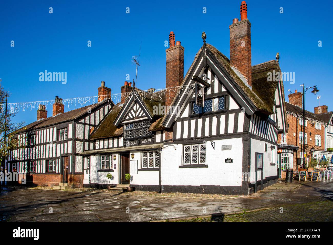 Il Black Bear inn in legno nero e bianco a metà nella città del mercato Cheshire di Sandbach Inghilterra Foto Stock