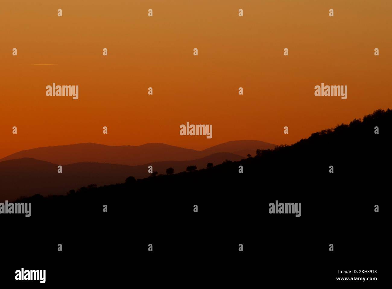Silhouette montagne in Valle del Ambroz al tramonto in autunno orizzontale Foto Stock Silhouette montagne in Valle del Ambroz al tramonto in autunno orizzontale Foto Stock