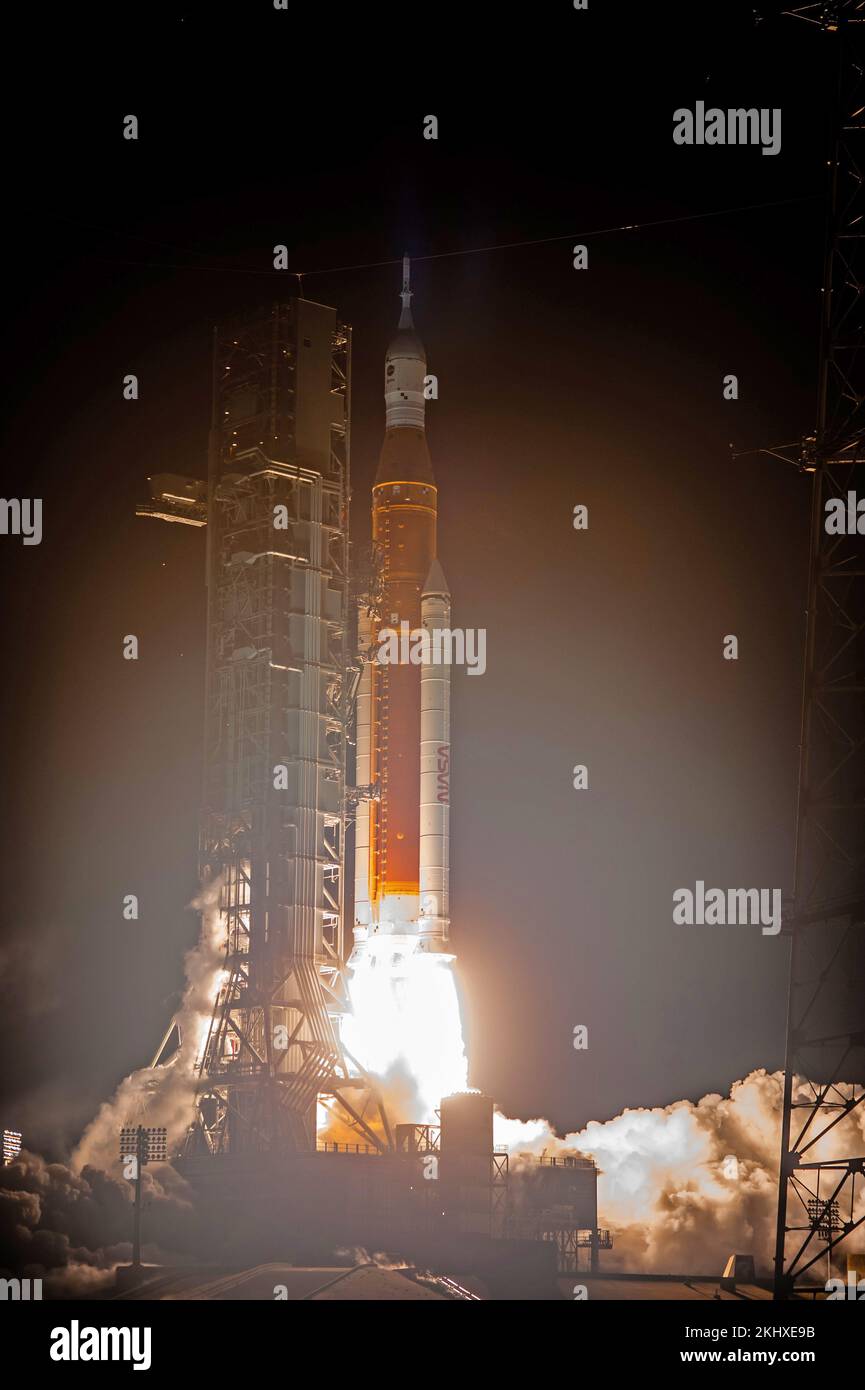 KENNEDY SPACE CENTER, FLORIDA, USA - 16 Novembre 2022 - liftoff! Il sistema Space Launch della NASA che trasporta la navicella spaziale Orion si solleva dal pad al lancio Foto Stock
