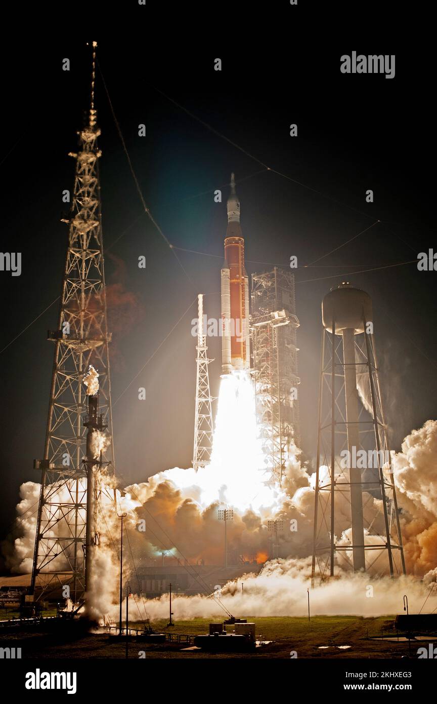 KENNEDY SPACE CENTER, FLORIDA, USA - 16 Novembre 2022 - liftoff! Il sistema Space Launch della NASA che trasporta la navicella spaziale Orion si solleva dal pad al lancio Foto Stock