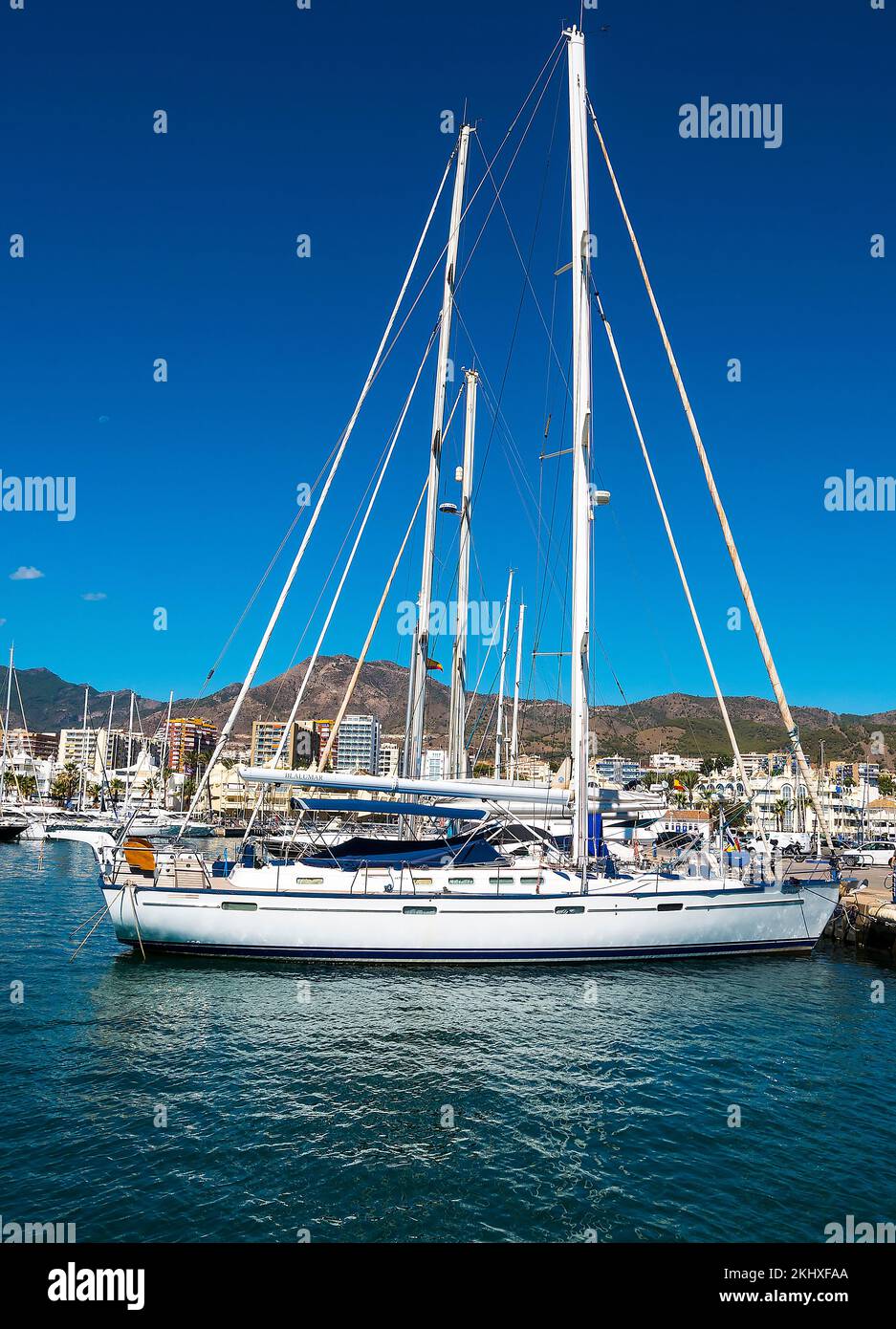 Benalmádena è una città di mare nella Costa del Sol del sud della Spagna. L'imponente porto turistico di Puerto ha 1100 ormeggi per barche e una serie Foto Stock Benalmádena è una città di mare nella Costa del Sol del sud della Spagna. L'imponente porto turistico di Puerto ha 1100 ormeggi per barche e una serie Foto Stock