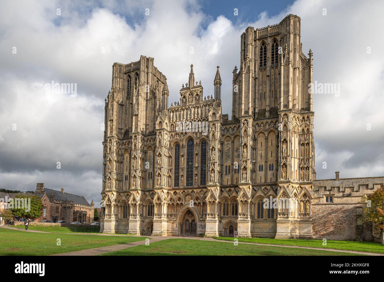 La splendida facciata ovest della Cattedrale di Wells Foto Stock