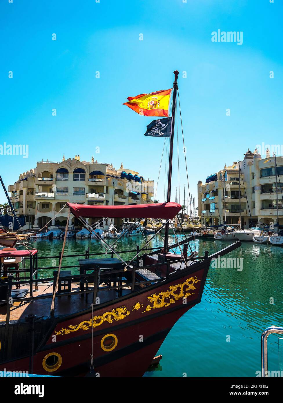 Benalmádena è una città di mare nella Costa del Sol del sud della Spagna. L'imponente porto turistico di Puerto ha 1100 ormeggi per barche e una serie Foto Stock Benalmádena è una città di mare nella Costa del Sol del sud della Spagna. L'imponente porto turistico di Puerto ha 1100 ormeggi per barche e una serie Foto Stock