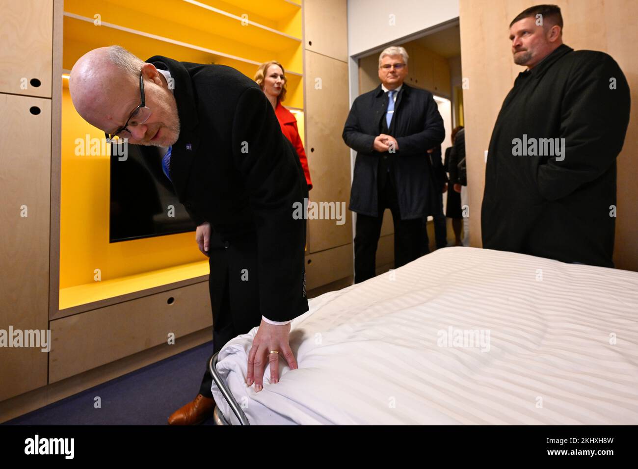 Praga, Repubblica Ceca. 24th Nov 2022. Il Ministro della Sanità ceco Vlastimil Valek, ha lasciato la sede, e il direttore dell'Ospedale universitario di Motol Miloslav Ludvik, centro, durante l'apertura cerimoniale della casa Ronald McDonald nell'Ospedale universitario di Motol a Praga, Repubblica Ceca, 24 novembre 2022. Ospiterà famiglie con bambini gravemente malati che devono essere ricoverati a lungo. Credit: Ondrej Deml/CTK Photo/Alamy Live News Foto Stock