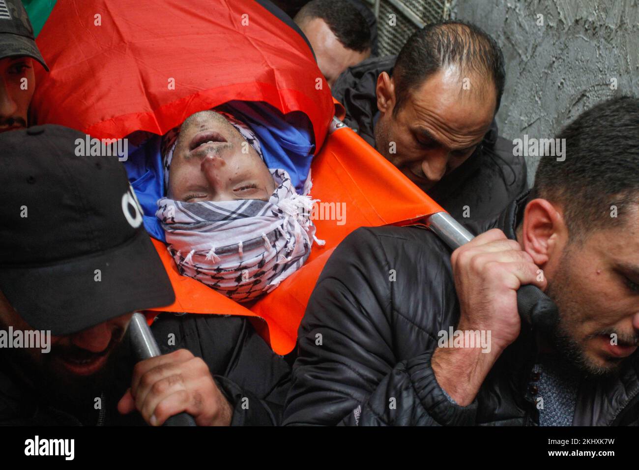 (NOTA PER I REDATTORI: L'immagine raffigura la morte) i lutto trasportano il corpo di uno dei due palestinesi che sono stati uccisi dall'esercito israeliano durante gli scontri, al suo funerale a Nablus. (Foto di Nasser Ishtayeh / SOPA Images/Sipa USA) Foto Stock