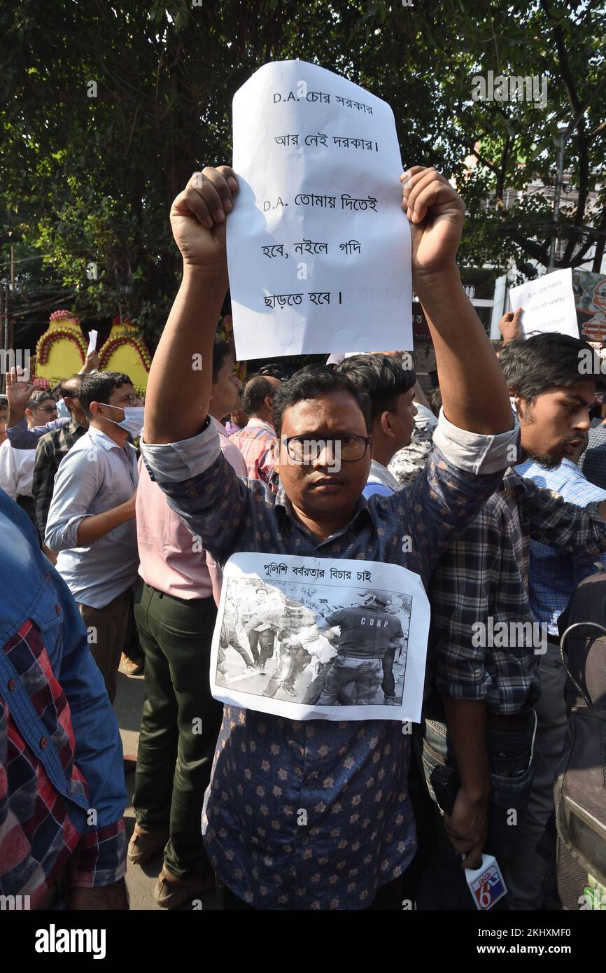 Kolkata, India. 24th Nov 2022. I dipendenti del governo dello Stato del Bengala occidentale protestano al di fuori del tribunale di Banksall contro l'arresto della polizia di 47 manifestanti di cui 11 donne, durante una protesta fatta ieri per chiedere i loro diritti al di fuori di Bidhansabha (Assemblea legislativa) per quanto riguarda l'escursione di indennità di durezza . Il 24 novembre 2022, a Kolkata City, India. (Credit Image: © Biswarup Gangully/eyepix via ZUMA Press Wire) Credit: ZUMA Press, Inc./Alamy Live News Foto Stock