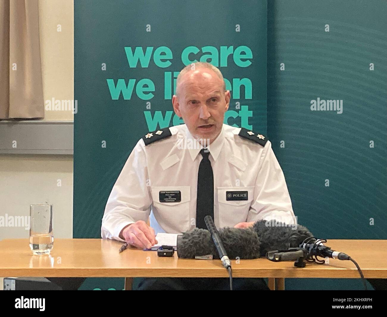 David Beck, soprintendente capo, parla ai media della stazione di polizia di Musgrave Street a Belfast, illustrando la campagna di sicurezza natalizia del PSNI, Operation Season's Greetings, che vedrà un aumento visibilmente della presenza della polizia nelle prossime settimane. Data immagine: Giovedì 24 novembre 2022. Foto Stock