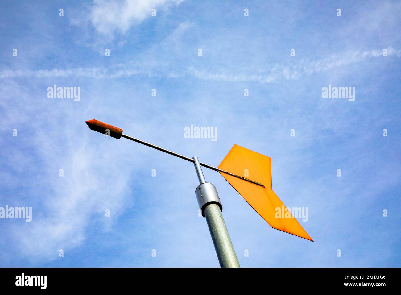 particolare del rubinetto con lama rossa alla tempesta Foto Stock