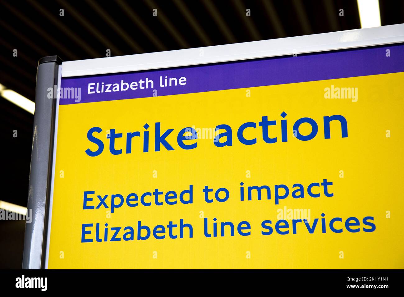 Notifica dell'azione di sciopero ferroviario presso una stazione della linea Elizabeth, Londra, Regno Unito Foto Stock