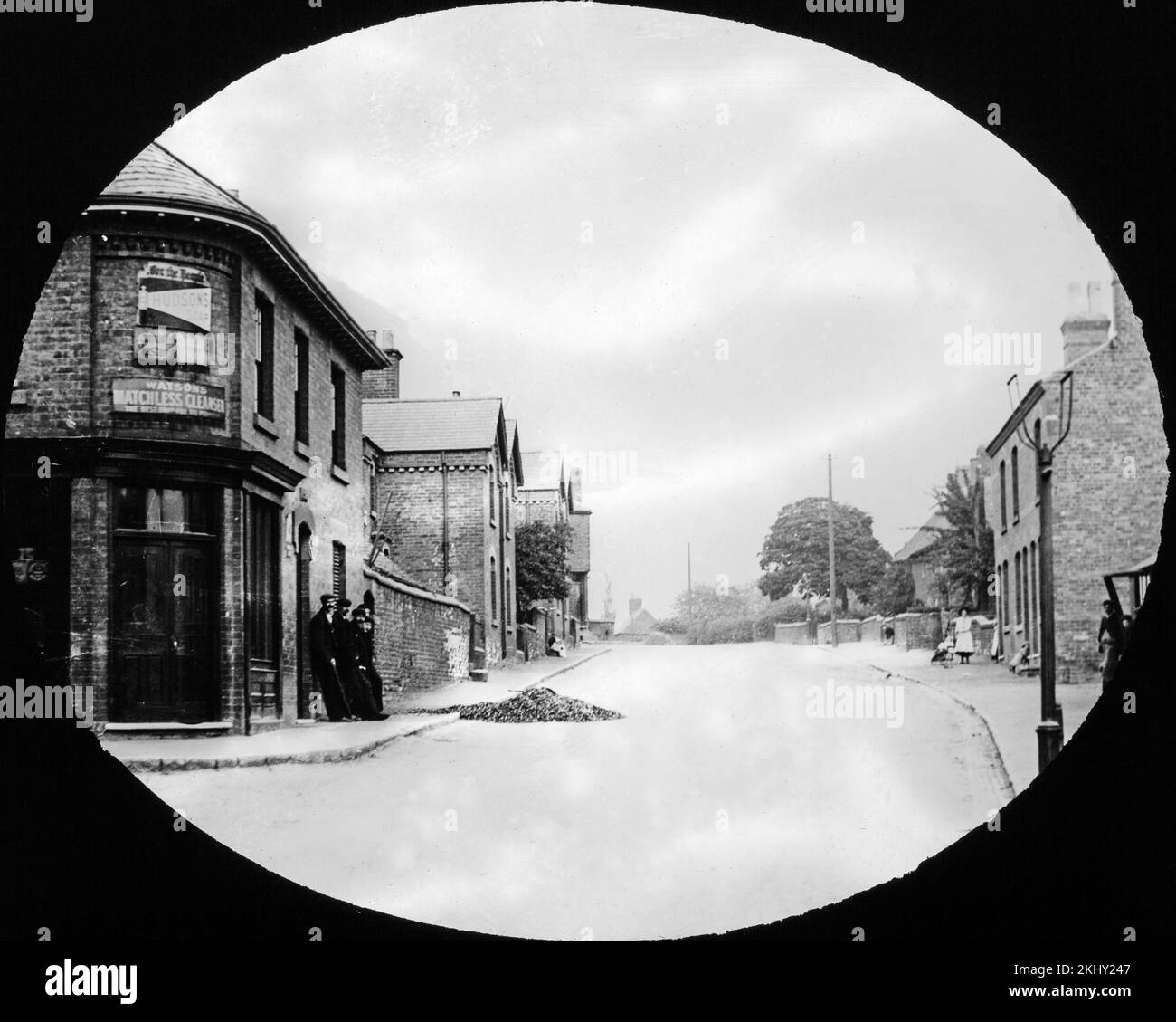 Una fotografia in bianco e nero del tardo Vittoriano o dell'inizio dell'Edoardiano che mostra la High Street a Loscoe, Derbyshire, Inghilterra. La foto mostra un negozio d'angolo. Foto Stock