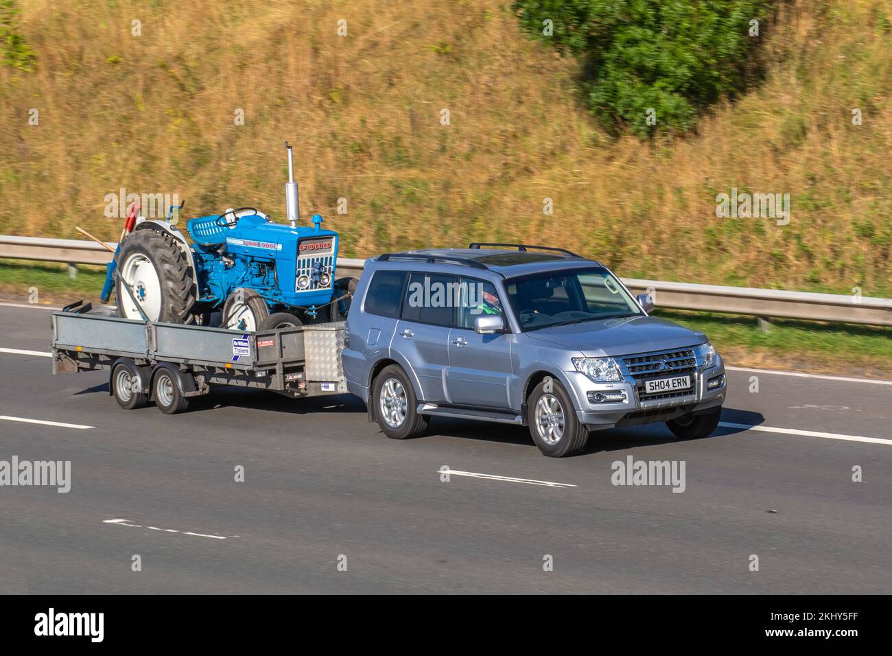 2016 Silver MITSUBISHI SHOGUN DI-D traino automatico a SG4 3200cc 5 velocità ripristinato blu FORD 3000 vintage trattore su rimorchio; viaggiando sull'autostrada M6 UK Foto Stock