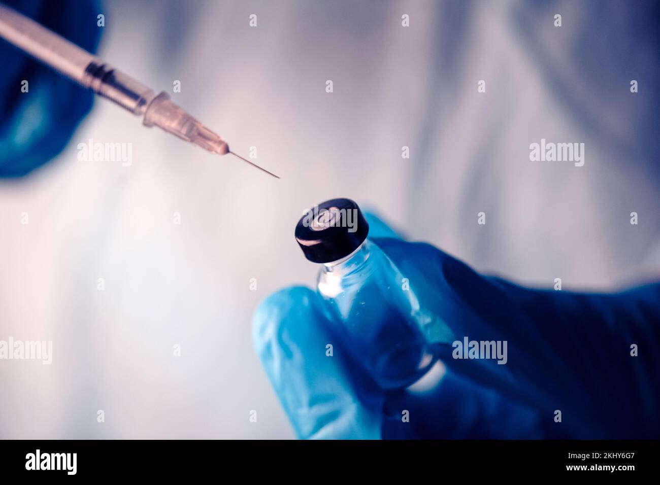 Medico guanto di mano blu flaconcino vaccino ipodermico siringa iniezione trattamento. Test di laboratorio di immunizzazione e concetto di vaccinazione. cura di insulina del farmaco Foto Stock