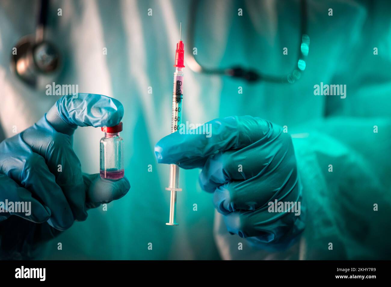 Medico guanto di mano blu flaconcino vaccino ipodermico siringa iniezione trattamento. Test di laboratorio di immunizzazione e concetto di vaccinazione. cura di insulina del farmaco Foto Stock