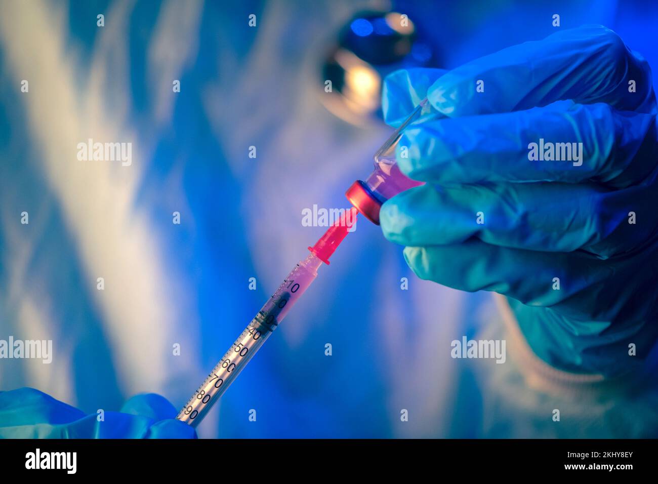 Medico guanto di mano blu flaconcino vaccino ipodermico siringa iniezione trattamento. Test di laboratorio di immunizzazione e concetto di vaccinazione. cura di insulina del farmaco Foto Stock