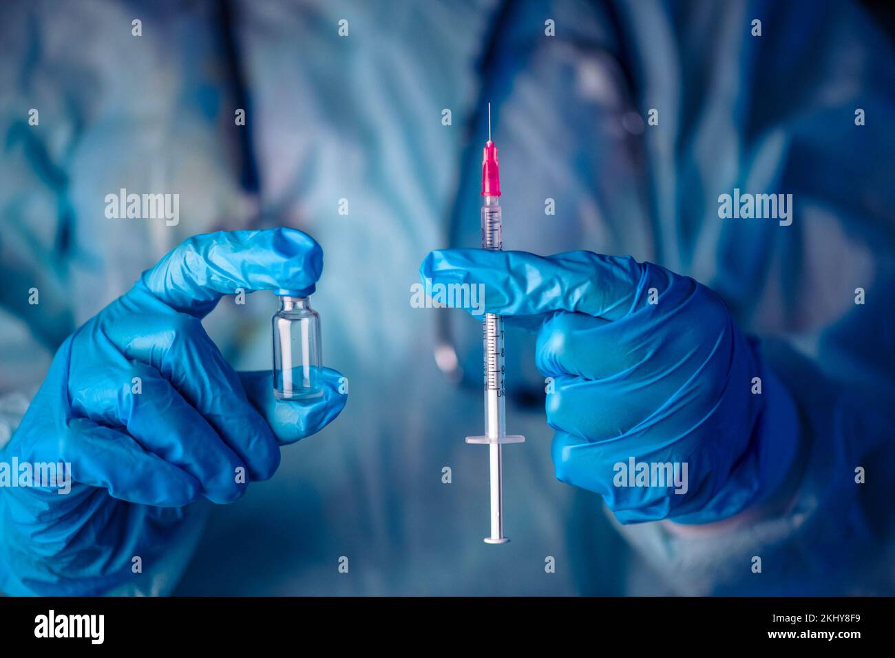 Medico guanto di mano blu flaconcino vaccino ipodermico siringa iniezione trattamento. Test di laboratorio di immunizzazione e concetto di vaccinazione. cura di insulina del farmaco Foto Stock