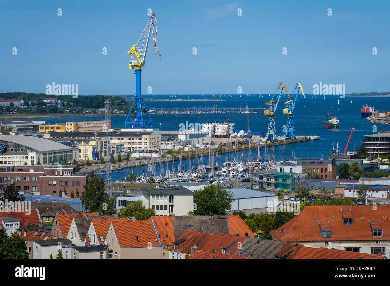 Wismar, Meclemburgo-Pomerania occidentale, Germania - vista sulla città vecchia e sul porto di Wismar, dietro i cantieri navali MV Wismar-Rostock-Stralsund. Il cantiere navale delle navi da crociera Foto Stock