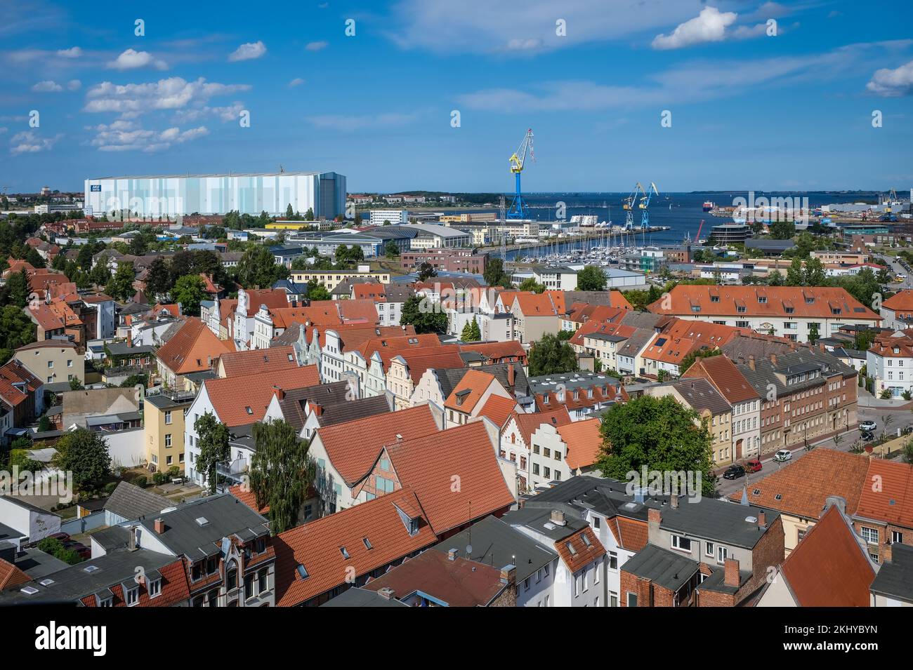 Wismar, Mecklenburg-Vorpommern, Germania - vista sulla città vecchia Wismar, dietro i cantieri navali MV Wismar-Rostock-Stralsund. Il cantiere della nave da crociera impiega ancora Foto Stock
