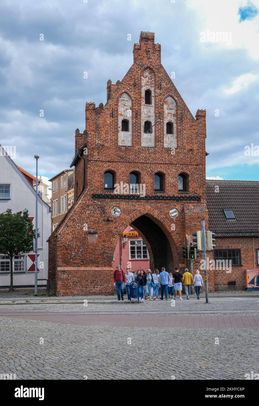 Wismar, Meclemburgo-Vorpommern, Germania - porta della città al porto. La porta d'acqua, costruita intorno al 1450, è popolarmente chiamata Helleporte. Foto Stock