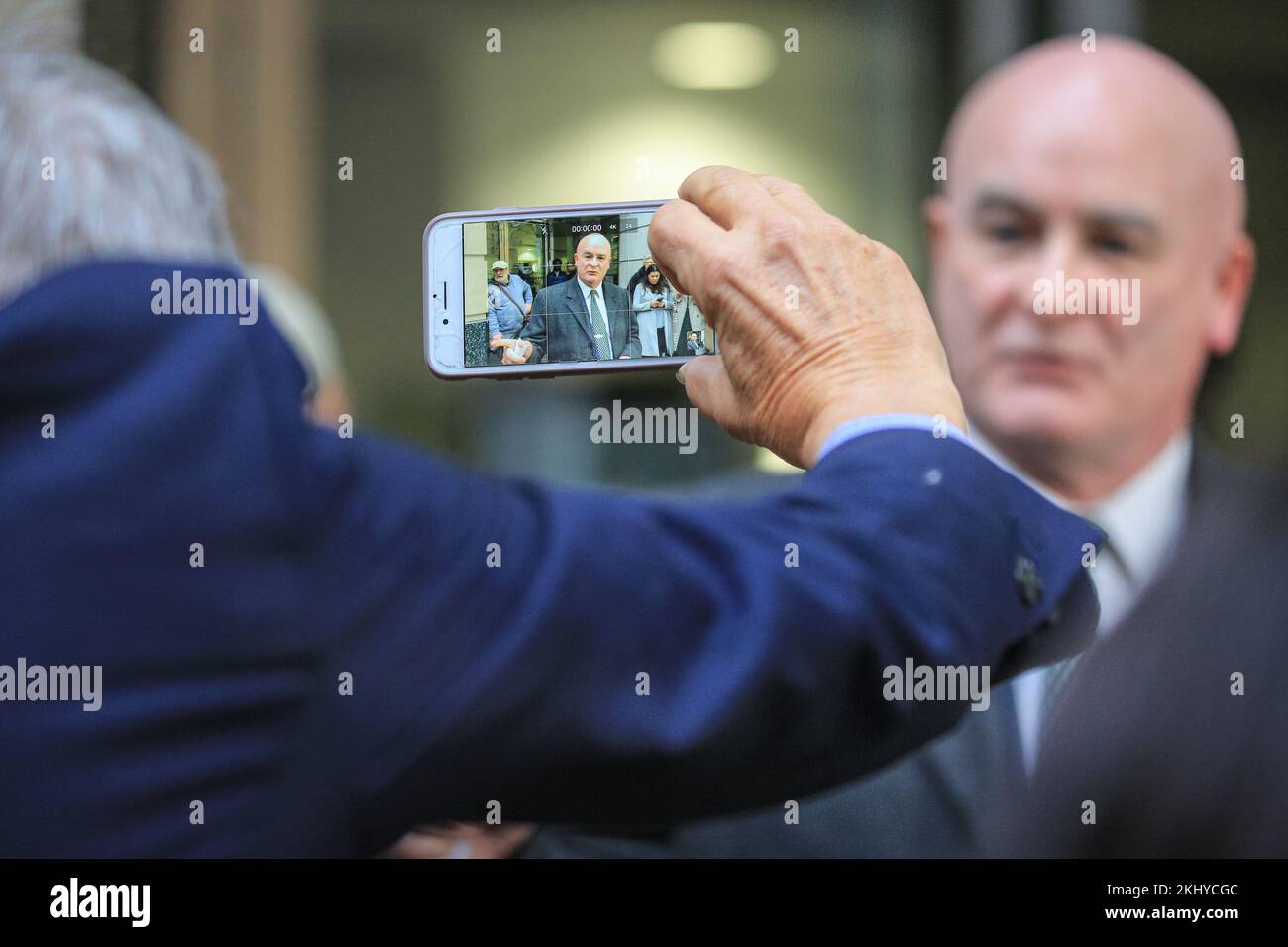 Westminster, Londra, Regno Unito. 24th Nov 2022. Mick Lynch parla dopo i colloqui. Nel tentativo di prevenire gli attacchi annunciati nel periodo che ha portato a Natale, il Segretario ai Trasporti Mark Harper incontra oggi il Segretario Generale dell'Unione Nazionale dei lavoratori ferroviari, marittimi e dei trasporti (RMT) Mick Lynch per evitare il caos potenziale nel trasporto delle vacanze. L'incontro si svolge presso il Dipartimento dei Trasporti. Credit: Imageplotter/Alamy Live News Foto Stock