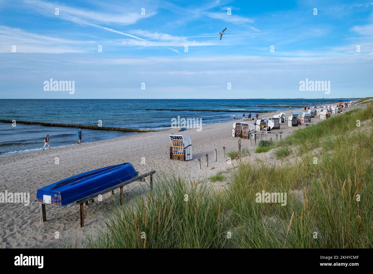 Graal-Mueritz, Mecklenburg-Vorpommern, Germania - Beacon sulla spiaggia sabbiosa del Mar Baltico Graal-Mueritz spa. Poche persone sulla spiaggia. Il Me Foto Stock