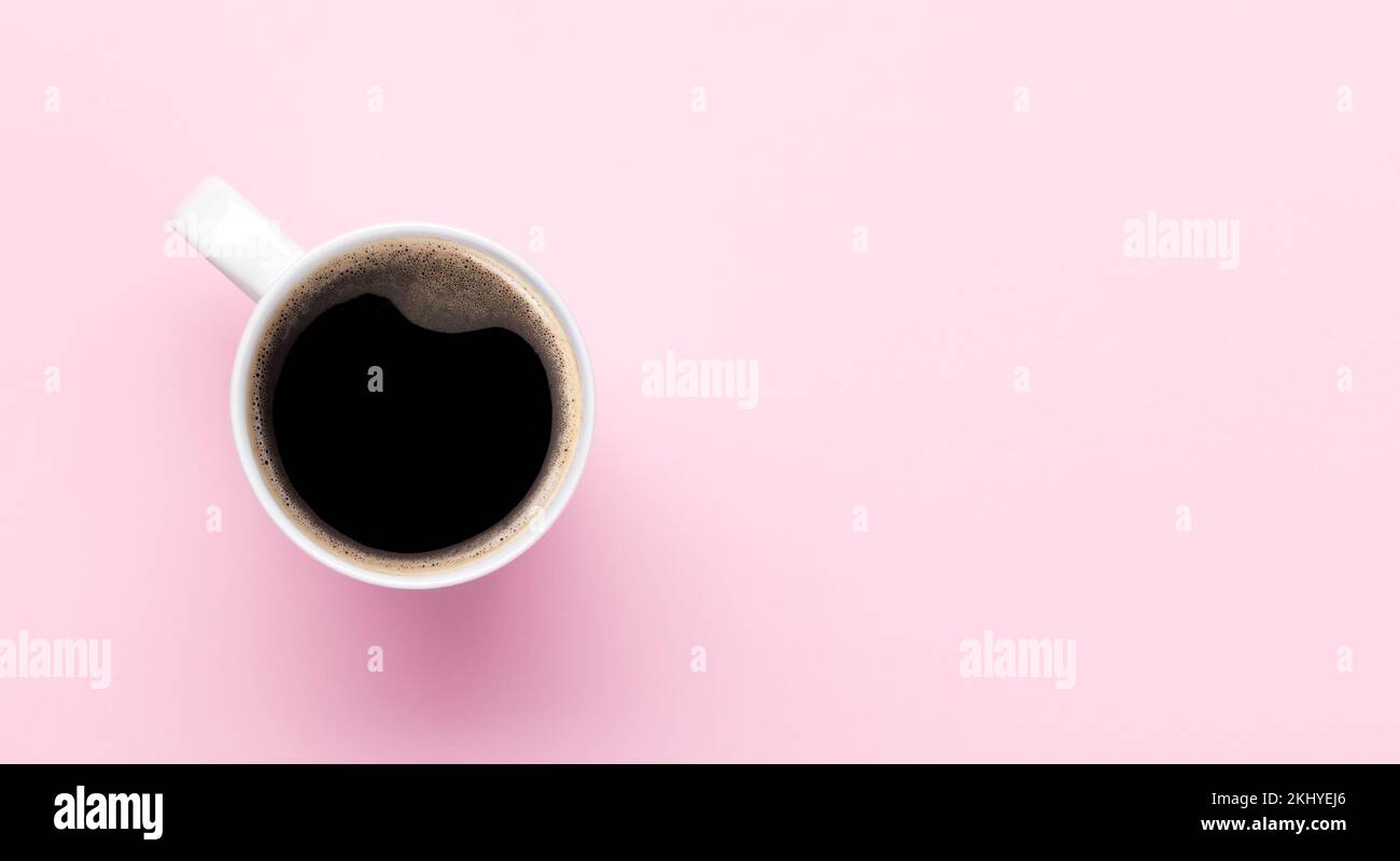 Caffè espresso su sfondo rosa. Giacitura piatta con spazio di copia Foto Stock
