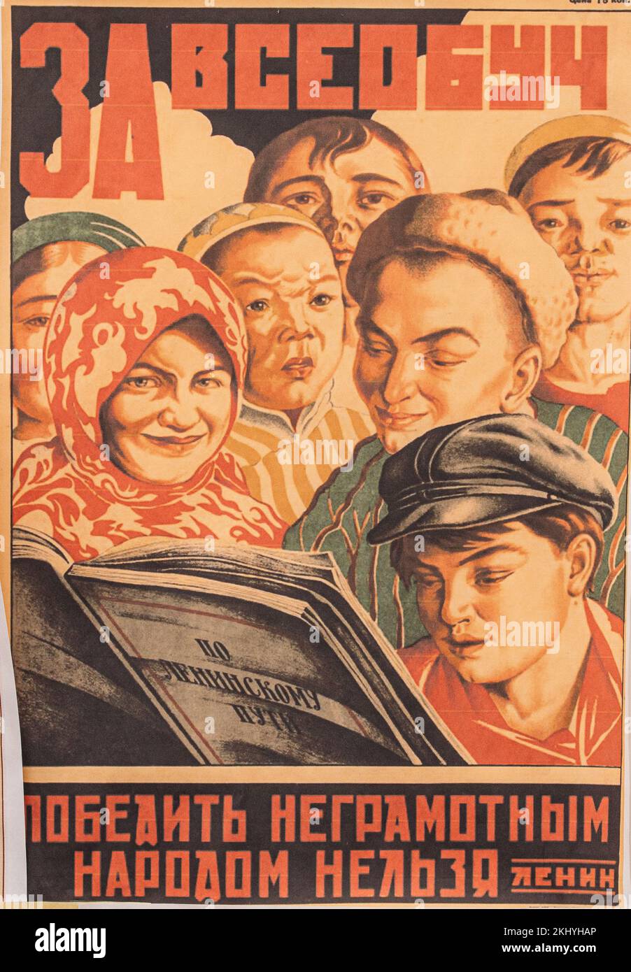 Poster sovietico che illustra la lotta contro l'analfabetismo della popolazione. Educazione universale della popolazione. Media di agitazione e Propaganda che colpisce Co Foto Stock