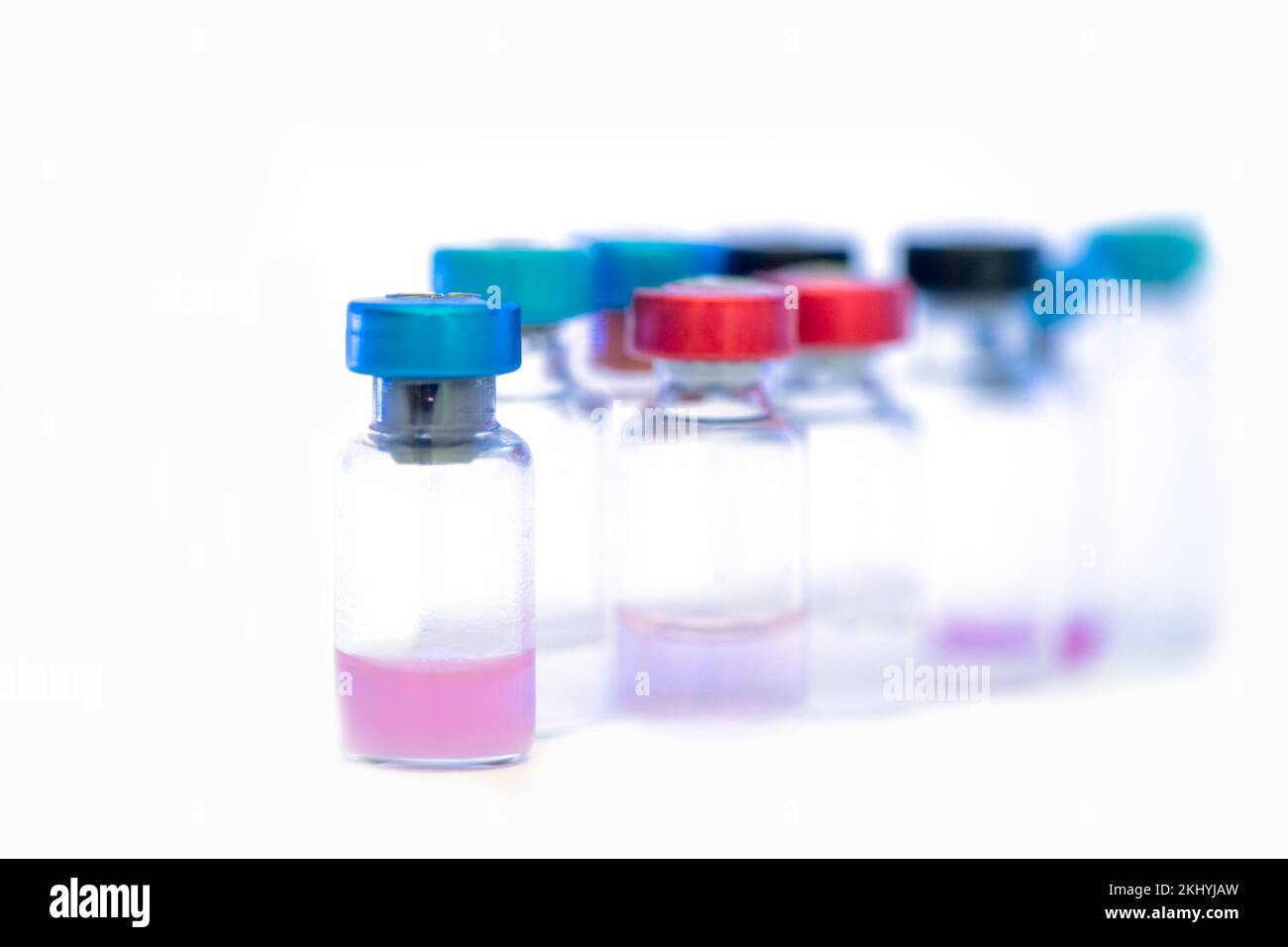 Flaconcini di medicinale o vaccino. concetto di immunizzazione e vaccinazione in prova con la medicina o il vaccino. Sanità e medicina. Foto Stock