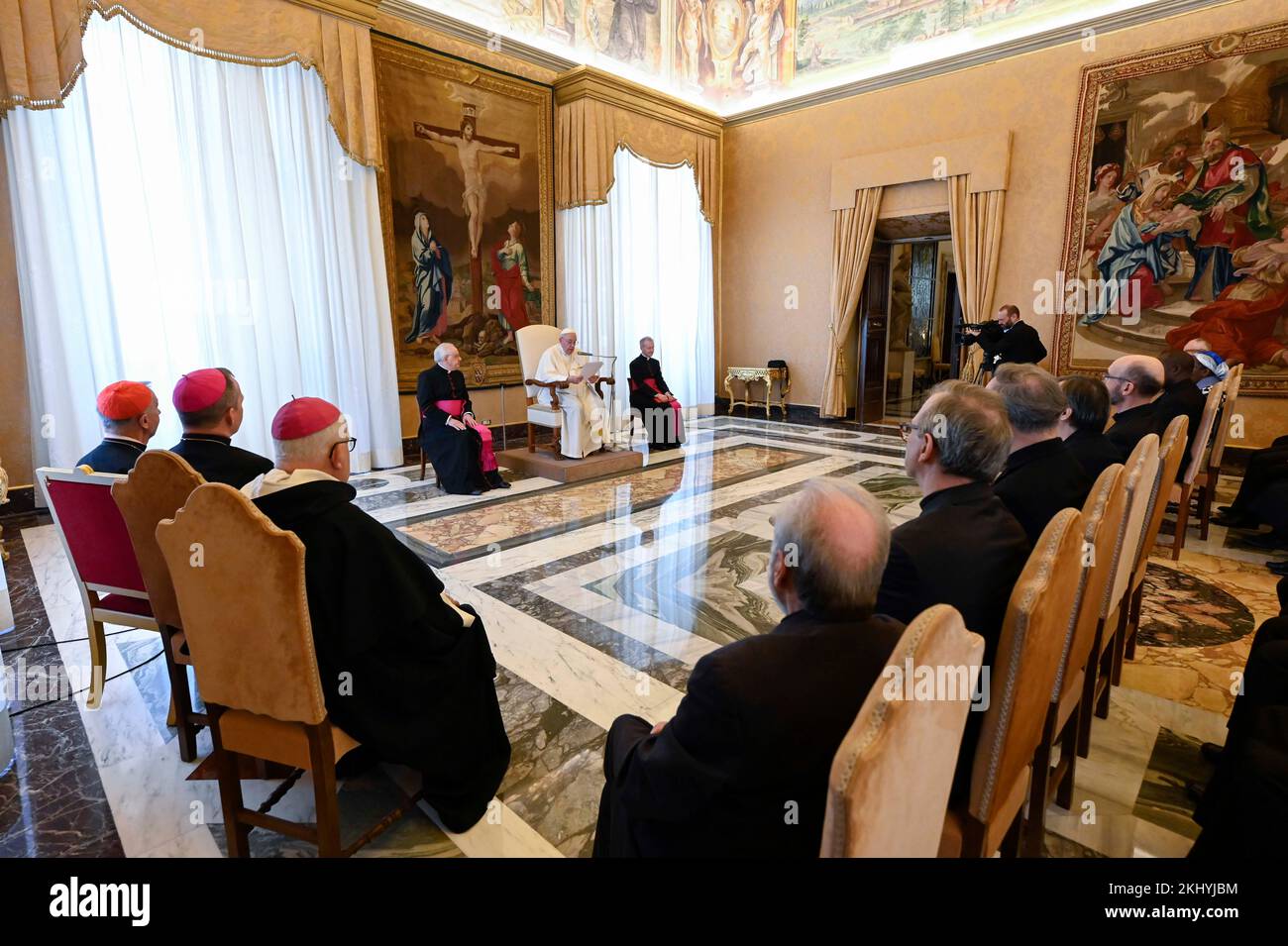 Vaticano, Vaticano. 24th Nov 2022. Italia, Roma, Vaticano, 22/11/24 Papa Francesco riceve in udienza i membri della Commissione Teologica Internazionale in Vaticano Fotografia di Vatican Media/Catholic Press Photo. LIMITATO AD USO EDITORIALE - NESSUN MARKETING - NESSUNA CAMPAGNA PUBBLICITARIA credito: Independent Photo Agency/Alamy Live News Foto Stock