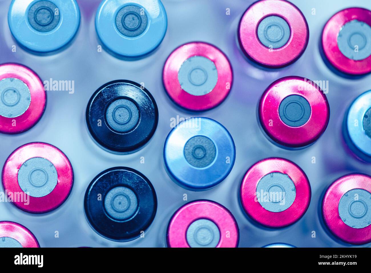 Flaconcini di medicinale o vaccino. concetto di immunizzazione e vaccinazione in prova con la medicina o il vaccino. Sanità e medicina. Foto Stock